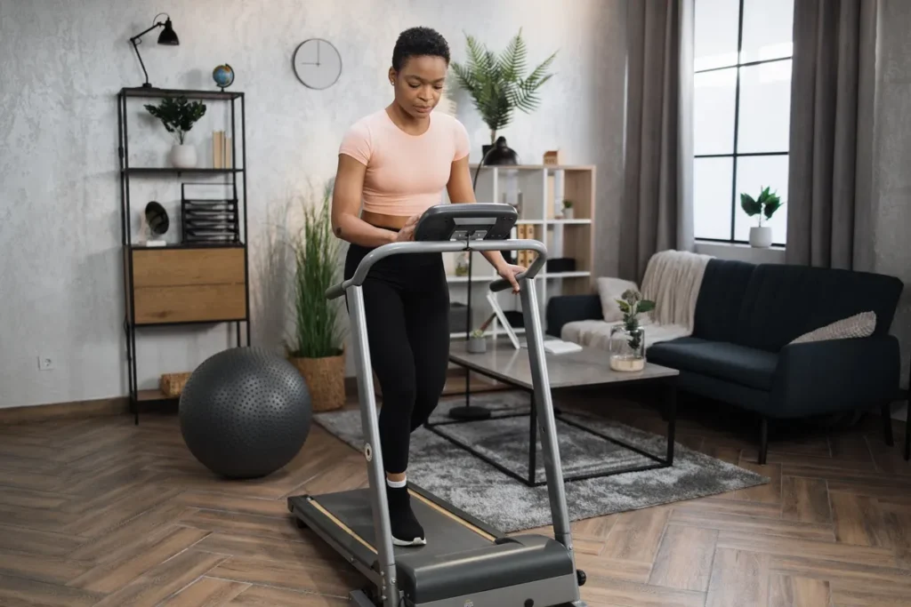 Young sporty African American woman in workout clothes exercising in the morning, embodying a healthy lifestyle.